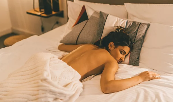 Τα οφέλη του να κοιμάσαι γυμνή