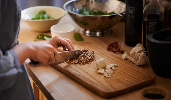 Απόλαυσε υγιεινό φαγητό χωρίς μικροπλαστικά: Τι πρέπει να αλλάξεις στα μαγειρικά σου σκεύη
