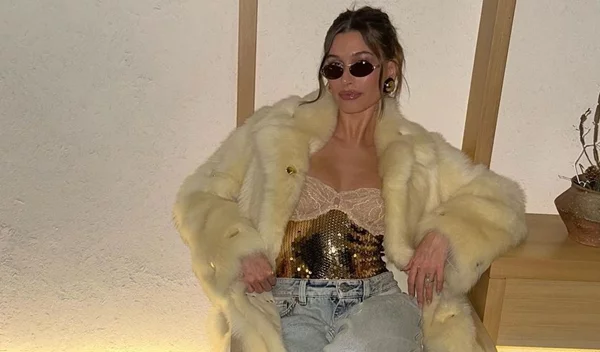 Hailey Bieber: Αποκαλύπτει το πρόβλημα υγείας που της δημιουργεί φούσκωμα και κακή διάθεση