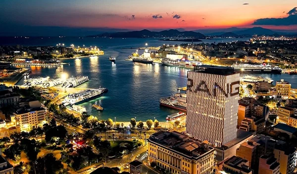 H Range Rover στον Πύργο Πειραιά