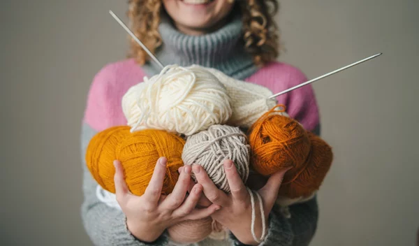 Η επιστροφή των "γιαγιαδίστικων" χόμπι: Πώς μπορούν να λειτουργήσουν ως φυσικό αγχολυτικό