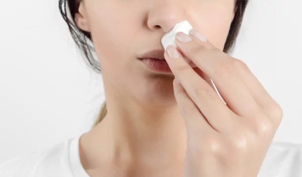 Γιατί ανοίγει η μύτη μας; Τα πιο συχνά αίτια της ρινορραγίας