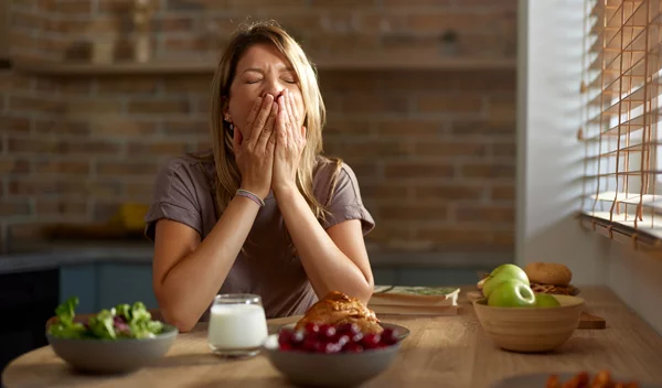 Νιώθεις συνέχεια κουρασμένη; 12 τροφές που σε γεμίζουν ενέργεια φυσικά