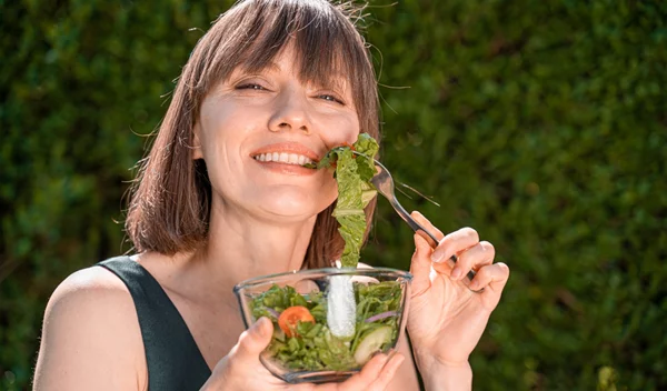 Μετά τα 40: Τροφές που θωρακίζουν τη μνήμη σου για τα επόμενα χρόνια