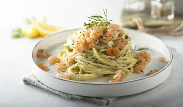 "Mυρίζει θάλασσα": Αρωματική γαριδομακαρονάδα με λεμόνι, σκόρδο, κρασί