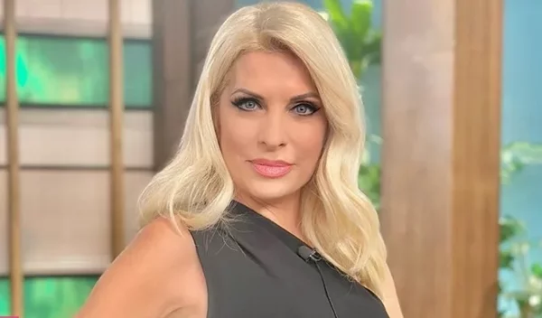 Η Ελένη Μενεγάκη υιοθέτησε την πιο νεανική τάση της χρονιάς, στα μαλλιά της