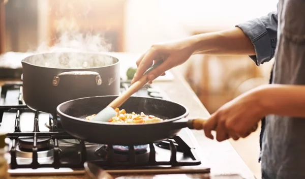 Μαγειρεύεις πολύ; Μήπως κινδυνεύεις από σύνδρομο του καρπιαίου σωλήνα;