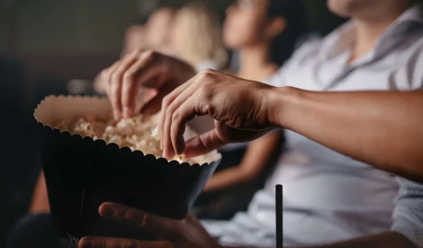 Δράμα ή κωμωδία: Ποιο είδος ταινίας μας... παχαίνει περισσότερο;