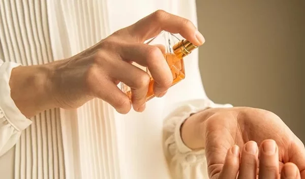 "Πώς να μυρίζω όμορφα όλη μέρα;" | Το tip που θα σε κάνει να μοσχοβολάς όλη μέρα