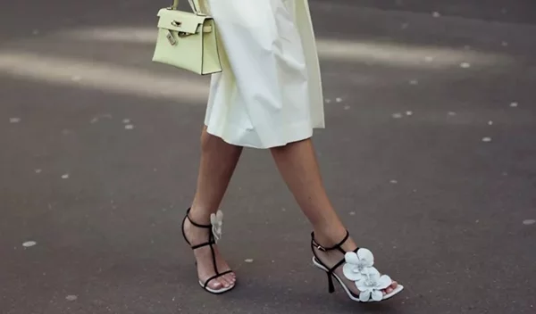 Τα elegant χρώματα στο καλοκαιρινό πεντικιούρ που θα κάνουν την εμφάνισή σας πιο "ακριβή"