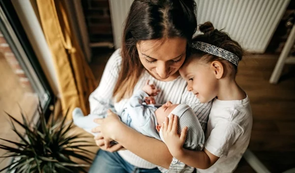 Νέο μωρό στην οικογένεια: Τι να κάνεις αν το μεγάλο παιδί ζηλεύει το νεογέννητο