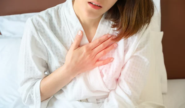 Γιατί ξυπνάω νιώθοντας βάρος στο στήθος;