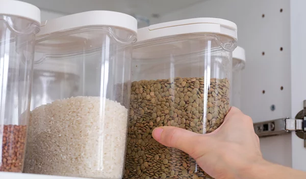 Σκόροι τροφίμων: 3 tips για να προστατεύσεις τα ντουλάπια της κουζίνας σου