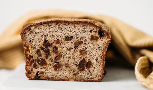 Η καλύτερη συνταγή για σταφιδόψωμο με βρώμη χωρίς ζάχαρη: Αφράτο και γεμάτο φυτικές ίνες