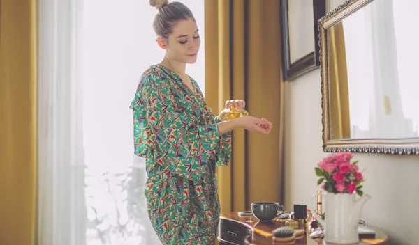 3 tips για να έχει διάρκεια το άρωμά σου και να μοσχοβολάς όλη μέρα