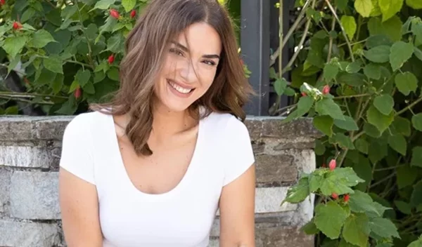 Η Βάσω Λασκαράκη με το ιδανικό χτένισμα για τους γάμους και τις βαφτίσεις του καλοκαιριού