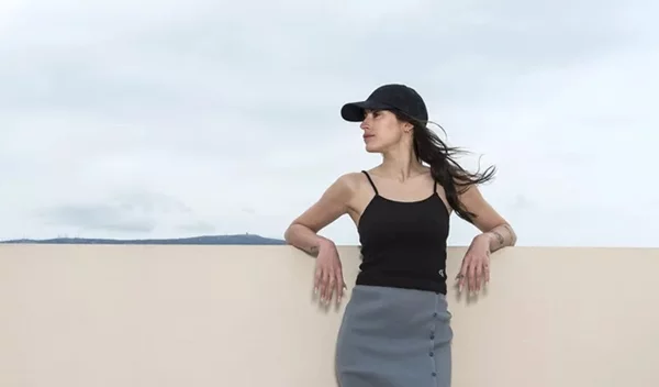 H Ραφαέλα Ψαρρού σου προτείνει τα effortless cool looks του καλοκαιριού με κομμάτια από τη νέα συλλογή της Calvin Klein