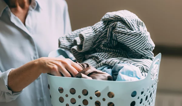 Μυρίζουν άσχημα τα ρούχα σου μετά το πλυντήριο; Mήπως κάνεις αυτά τα 5 λάθη;