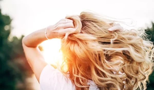 Τα καλύτερα αντηλιακά μαλλιών για προστασία, ενυδάτωση και λάμψη στα μαλλιά φέτος το καλοκαίρι