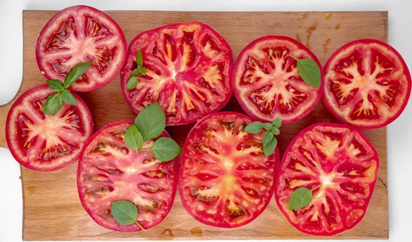 Δοκίμασες "Tomato Flight"; Η νέα καλοκαιρινή τάση που τρελαίνει το TikTok - και δεν χρειάζεται καν μαγείρεμα!