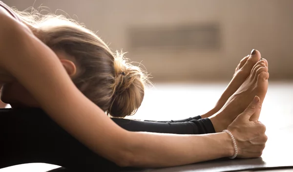 Πώς η yin yoga μπορεί να κάνει τις προπονήσεις (και τη ζωή σου) καλύτερες