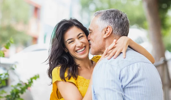 Γιατί οι μεγαλύτεροι άνδρες βγαίνουν με νεότερες γυναίκες;
