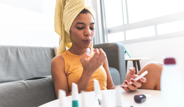 Επίμονο βερνίκι νυχιών που δεν φεύγει εύκολα και αφήνει μουτζούρες; Το μυστικό για την εύκολη αφαίρεσή του