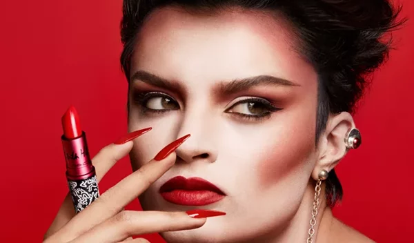 Δημιούργησε αμέτρητους, συναρπαστικούς συνδυασμούς με μόλις τρία special-edition κραγιόν