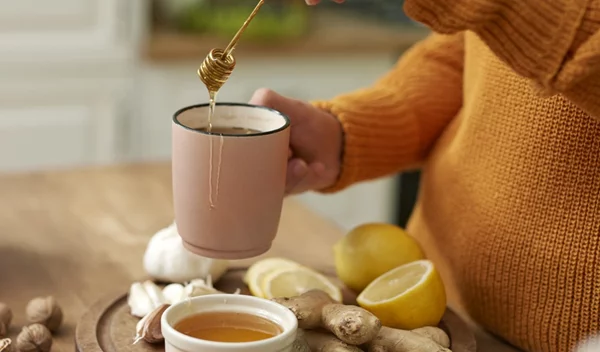 Έκλεισε η φωνή σου; Τα δημοφιλή "σπιτικά" γιατροσόφια που ΔΕΝ δουλεύουν σύμφωνα με τους ειδικούς