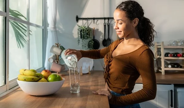 Πρόσθεσε στο νερό σου 1 από τα 12 φυσικά συστατικά της λίστας και δες την επιδερμίδα σου να λάμπει