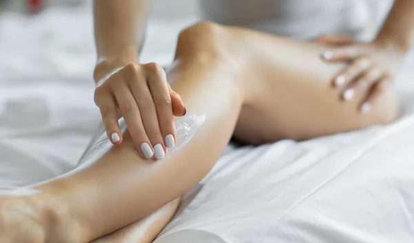 Baby Powder: 7 "εθιστικές" κρέμες σώματος με άρωμα πούδρας