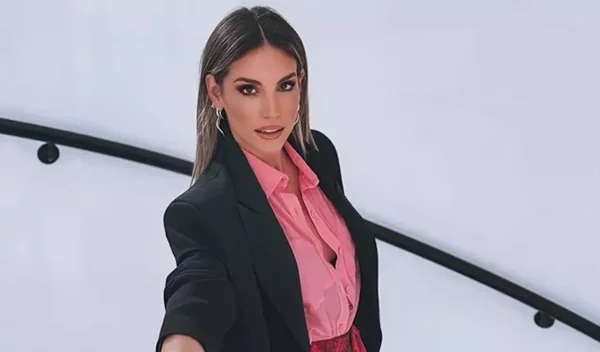 Ο πανεύκολος τρόπος για να πετύχεις μπούκλες με την πρέσα ισιώματος σύμφωνα με την Αθηνά Οικονομάκου