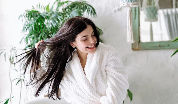 Δεν προλαβαίνεις να λουστείς; Το τέλειο χτένισμα που θα καμουφλάρει τις bad hair days σου