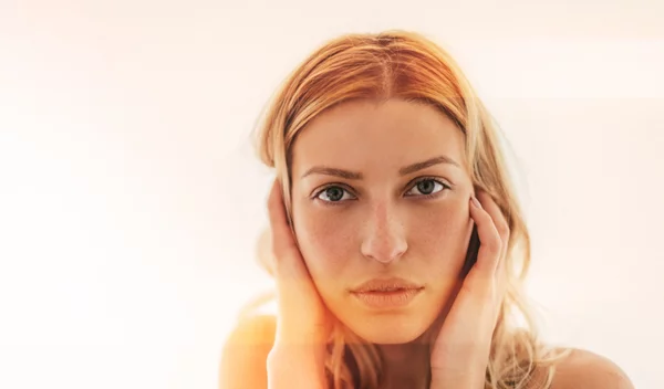 3 σημάδια που δείχνουν ότι η επιδερμίδα σου έχει ανάγκη από μια ισχυρή ρουτίνα αντιγήρανσης