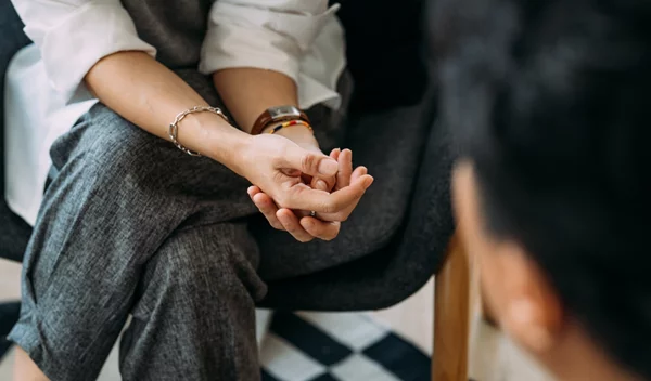 "Εγώ δε θέλω ψυχολόγο, έχω τους φίλους μου": Γιατί αντιστέκεσαι στην ψυχοθεραπεία;