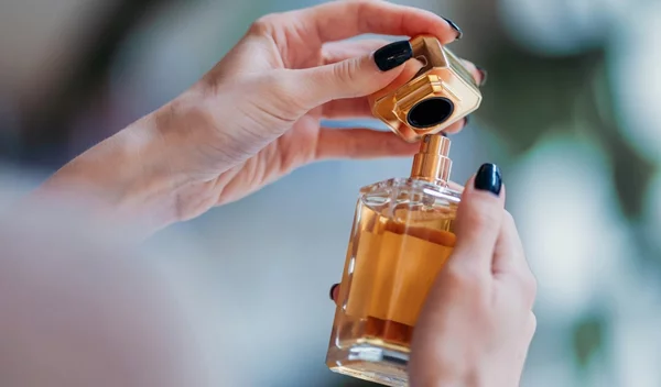 Γλυκά και καθαρά: 3 νέα αρώματα που θα κάνουν τους πάντες να αναρωτιούνται τι φοράς