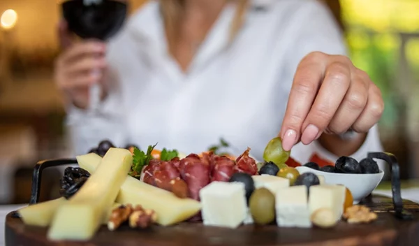 Σύνδρομο ευερέθιστου εντέρου: 5 τροφές που μπορεί να επιδεινώνουν τα συμπτώματα