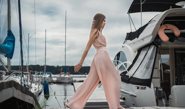 Αυτά είναι τα παντελόνια που θα σε πείσουν να πεις "όχι" στα τζιν σου φέτος το καλοκαίρι