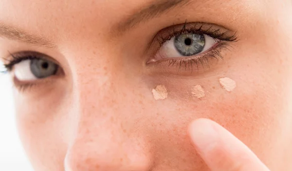 Hack: Η "έξυπνη" τεχνική στο μακιγιάζ για εφέ lifting στο πρόσωπο