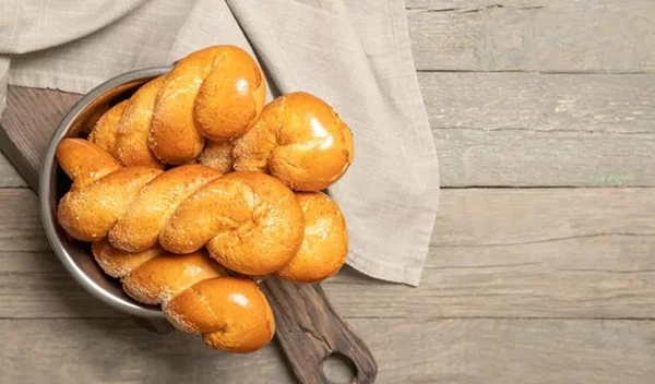 Πασχαλινά κουλουράκια: Η πανεύκολη συνταγή χωρίς μίξερ του Άκη Πετρετζίκη, για να μοσχομυρίσει το σπίτι