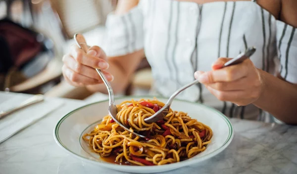 Πεινάς συνέχεια; Οι 6 ορμόνες που κρύβονται πίσω από την όρεξή σου