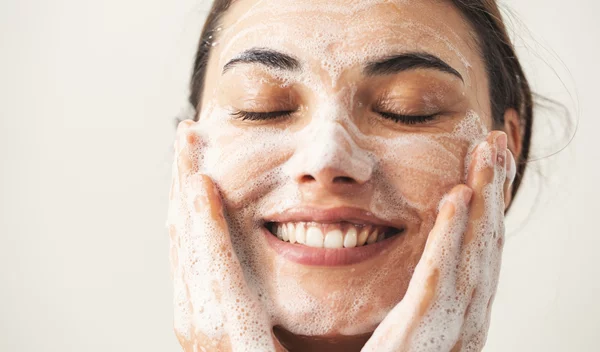 Διπλός καθαρισμός προσώπου: Τα 4 λάθη που κάνεις και σαμποτάρουν την επιδερμίδα σου