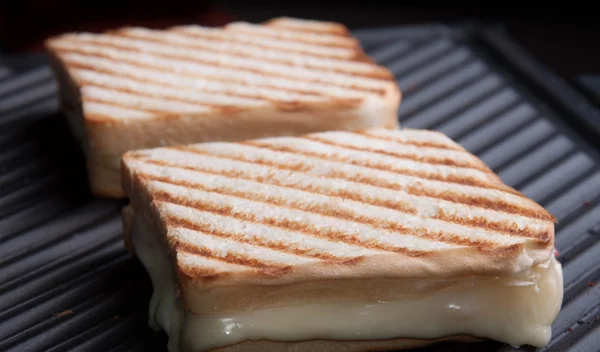 Τοστάκι για πρωινό: Παχαίνει, τελικά; Η απάντηση ενός διατροφολόγου!