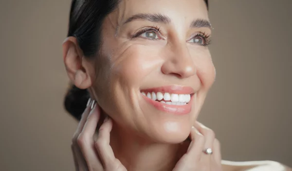 40 και λαμπερή: Τα must-have ενεργά συστατικά στη ρουτίνα σου