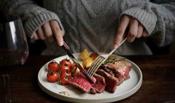 Τι μπορεί να προκαλεί την έλλειψη βιταμίνης Β12; Τα συμπτώματα της ανεπάρκειας