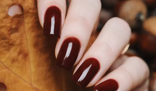 7 χρώματα νυχιών που κάνουν ακόμα και το πιο basic σύνολο να δείχνει ακριβό
