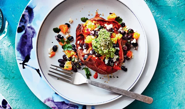 Γλυκοπατάτες με μαύρα φασόλια, πορτοκάλι και φέτα