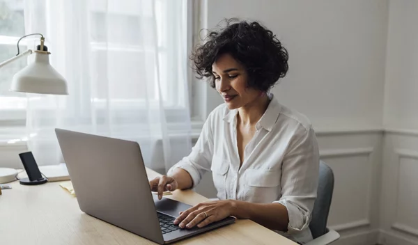 Πώς θα κάθεσαι σωστά στο γραφείο για να μην πονάει η πλάτη σου;