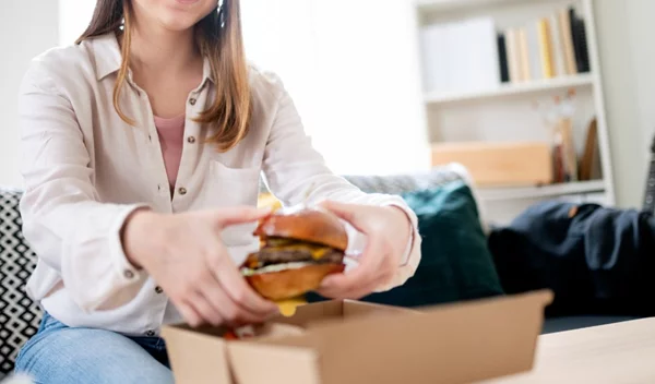 10 στρατηγικές για να ξεπεράσεις τον εθισμό στην επεισοδιακή υπερφαγία