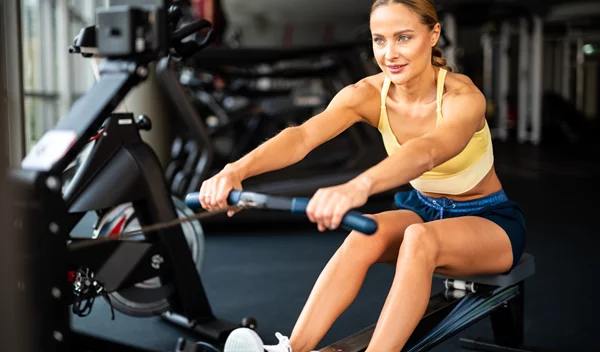 Πρόγραμμα άσκησης: Κάψε 13 θερμίδες το λεπτό στο κωπηλατικό, γιατί μπορείς!